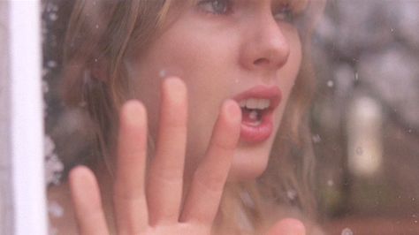 Taylor Swift, The story behind "Back to December" Dear John Taylor Swift, Back To December, Taylor Swift Song, Songs With Meaning, Soft Grunge Aesthetic, Taylor Swift Speak Now, Taylor Lautner, Singing In The Rain, One Republic