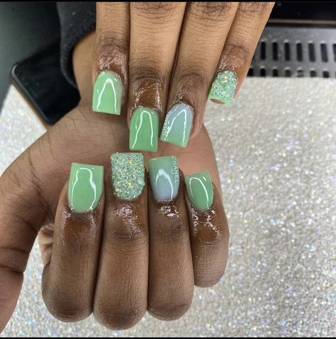 Birthday Nails Green Short, Green Shorties Nails, Short Green Acrylic Nails Designs, Shorties Nails Green, Green Overlay Nails, Green Short Nails Acrylic, Short Acrylic Nails Designs Green, Short Square Nails Green, Cute Green Acrylic Nails