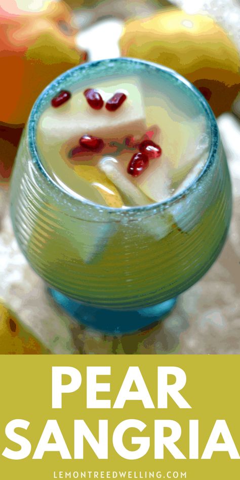 This 5-ingredient Pear Sangria is easy to make and perfectly refreshing for fall! Apple Pear Sangria Recipes, Pear Sangria Recipes, Spiced Pear Sangria, Pear Sangria, White Wine Drink, Pear Drinks, Pear Martini, Wedding Alcohol, Drink Recipies