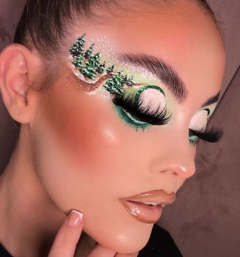 Christmas Makeup Looks 2023, Christmas Light Makeup, Grinch Makeup Looks, Creative Christmas Makeup Ideas, Christmas Tree Makeup, Creative Christmas Makeup Looks, Makeup Noel, Ornament Makeup, Extraordinary Makeup