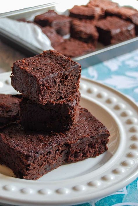 How To Cook Beetroot, Cookie Dough Oreo Brownies, Beetroot Brownies, Beetroot Cake, White Chocolate Brownies, Salted Caramel Brownies, Oreo Brownies, Caramel Brownies, Baking Tins