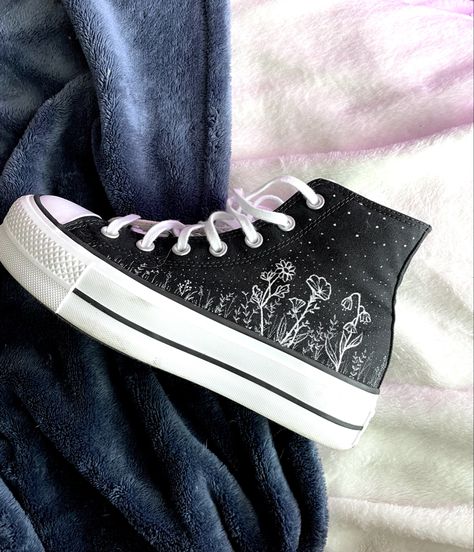 Converse flower design painted on with acrylic paint pen Flower Painted Converse, Painting On Black Shoes Ideas, Painted Converse Black, Painter Converse, Black Converse With Flowers, Black Converse Designs Diy, Black Shoe Painting Ideas, Costume Converse Shoes, Customised Converse Diy Painted Shoes