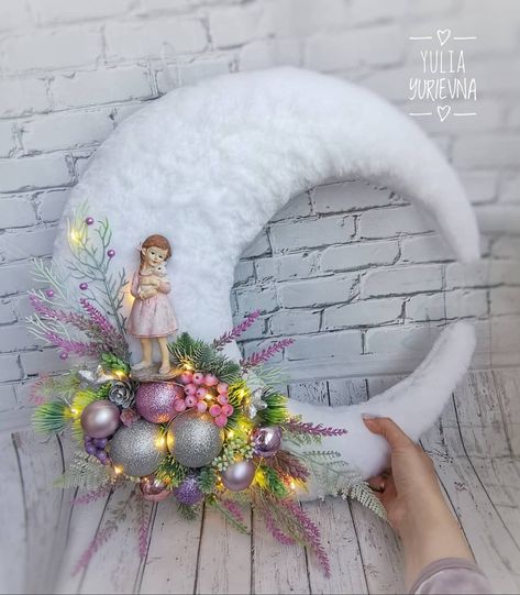 Moon Wreath, Baby Food Jar Crafts, Christmas Centers, Deco Mesh Christmas Wreaths, Christmas Decorations Wreaths, Christmas Centerpieces Diy, Easy Christmas Decorations, Cuisine Recipes, Felt Christmas Ornaments