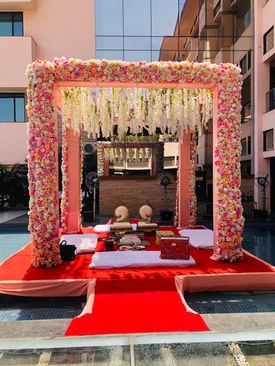 Photo By Meadow Decor - Decorators Morning Mandap Decor, Fera Mandap Decoration, Phera Mandap Decor Indoor, Marriage Mandap Decoration Indian, Mandap Designs Indian Indoor, Mandap Decor Indian, Diy Wedding Arch Flowers, Entry Idea, Vidhi Mandap