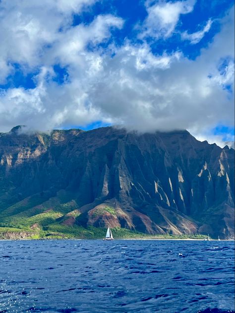 Hawaii, napali coast #kauai #hawaii #beach #adventure Kaui Hawaii, Napali Coast Kauai, Moon Manifestation, Napali Coast, Adventure Inspiration, Travel Necessities, Hawaii Beach, Beach Adventure, Kauai Hawaii