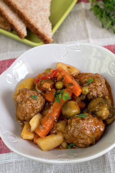 Crockpot Meatball, Columbian Recipes, Colombian Dishes, Meatball Stew, Colombian Cuisine, South American Recipes, Popular Side Dishes, Crock Pot Meatballs, Colombian Food