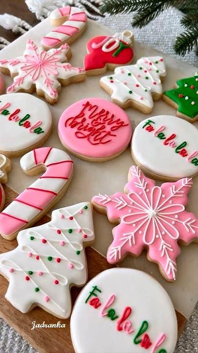 #ChristmasCookies #Jadranka #ChristmasTime Cute Christmas Sugar Cookie Ideas, Sugar Cookie Icing Ideas Christmas, Cookie Decoration Christmas, Christmas Sweet Decorations, Gingerbread Men Cookies Decorated Ideas, Christmas Party Cookie Decorating, Holiday Cookie Designs, Christmas Cookie Frosting Ideas, Christmas Cookie Sets Royal Icing