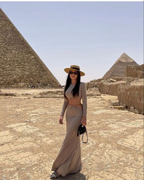 Desert Outfit Ideas, Egypt Outfits, Master Manifestor, Dubai Outfit, Desert Outfit, Travel Fits, Safari Outfit, Dubai Outfits, Egypt Fashion