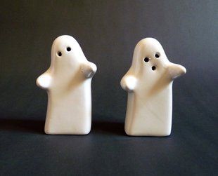 adorbs :) Ghost Ceramic, Bday Gift For Boyfriend, Salt N Peppa, Salt N Pepa, Pepper Pots, Ceramic Salt And Pepper, Salt N Pepper, Spooky Ghost, Salt Shaker