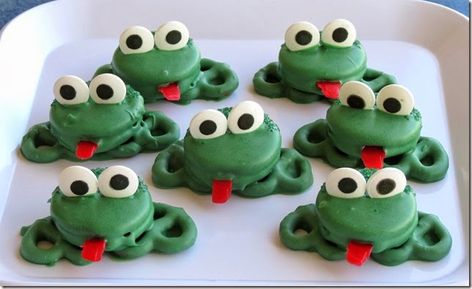 Oreos Pretzel Frogs Oreo Frogs, Oreo Pretzel, Horderves Appetizers, Chocolate Creations, The Whoot, Kids Treat, School Treats, Cute Snacks, Googly Eyes