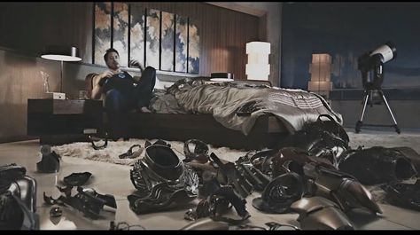 Tony Stark Iron Man 3 Tony Stark Bedroom, Stark Bedroom, Tony Stark House, Iron Man House, Avengers Compound, Man House, Mcu Screencaps, Marvel Paintings, Marvel Dr