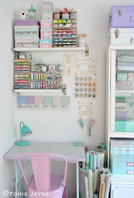 Diy Desk Organization, Craft Room Desk, Sewing Desk, Creative Storage Solutions, Ideas Craft, Room Desk, Craft Rooms, Creative Storage, Craft Room Storage