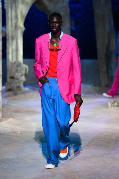 Versace Spring 2021, Summer Color Trends, Versace Spring, Versace Fashion, Men Wear, Milano Fashion Week, Donatella Versace, Versace Men, Vogue Paris