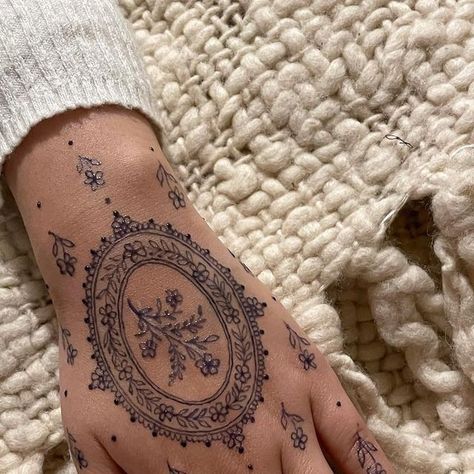 Kpop Tattoo, Cute Henna Tattoos, Jagua Henna, Jagua Tattoo, 16 Tattoo, Framed Tattoo, Henna Inspired Tattoos, Cute Henna, Henna Inspo