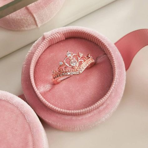 Beautiful princess crown style ring. Available in three sizes Please note: Ring box is shown for picture purpose only. The ring will come in a branded pouch. Rose Gold Princess, Crown Ring Princess, Tiara Ring, Pretty Jewelry Necklaces, Cute Engagement Rings, Princess Ring, Princess Tiara, Tiara Crown, Beautiful Princess