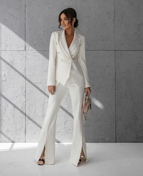 Rehearsal Dinner Suit Women, White Pants Suits For Women Classy, White Suits For Women Classy, White Suits For Women, Graduation Outfits For Women, Rehearsal Dinner Outfits, Women Suits Wedding, Pant Suits For Women, Lawyer Fashion