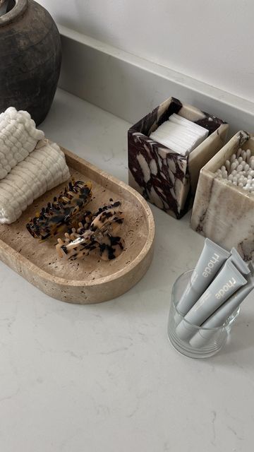 Neutral Aesthetic Decor, Aesthetic Bathroom Products, Aesthetic Guest Bathroom, Shower Decor Ideas Bathroom, College Apartment Inspo Bathroom, Guest Bathroom Aesthetic, Small Aesthetic Bathroom, 2023 Guest Bathroom, Bathroom Organization Aesthetic