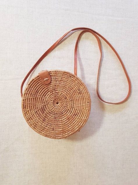 Wicker Purse Outfit, Summer Purses And Bags, Summer Shoulder Bag, Wicker Handbags, Rattan Purse, Circle Bags, Bali Art, Summer Purse, Rattan Handbags