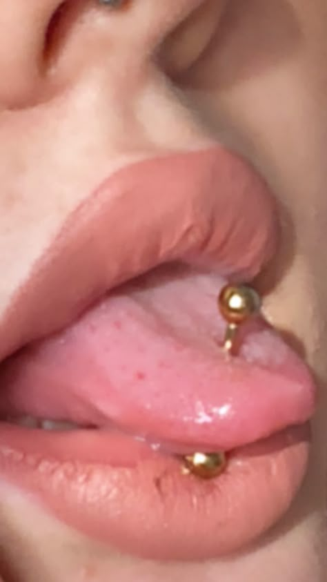 Gold Tounge Piercings, Aesthetic Tongue Piercing, Gold Tongue Piercing, Cute Tongue Piercing Jewelry, Gold Lip Piercing, Tounge Pericings Aesthetic, Tongue Piercing Aesthetic, Cute Tongue Piercing, Pierced Tongue