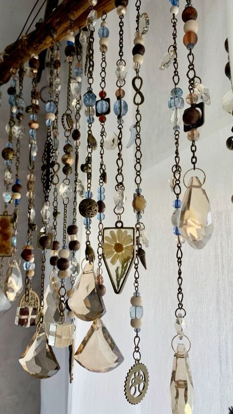 Beaded Sun Catchers Diy, Wind Chimes Diy Suncatchers, Handmade Wind Chimes Crafts, Beaded Wind Chimes Diy, Beaded Chimes, Beaded Windchimes, Beaded Wall Hanging, Carillons Diy, Crystal Suncatchers Diy