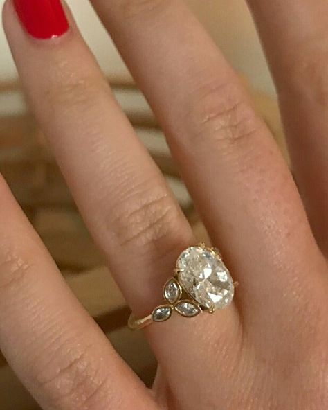 Italian Wedding Rings, Old Hollywood Engagement Ring, 90s Engagement Ring, Taylor Swift Engagement Ring, Engament Rings Aesthetic, Heirloom Engagement Ring, Old Money Wedding Ring, Family Heirloom Engagement Ring, Asymmetrical Engagement Ring