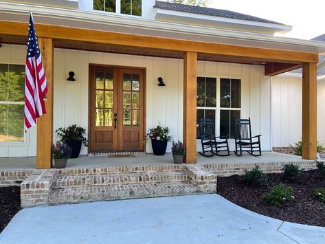 Flag Landscaping, American Flag Front Porch, Modern Farmhouse Front Porch, Modern Farm House, Farmhouse Front Porch, Small Cottages, House Design Exterior, Farmhouse Front Porches, Backyard Deck