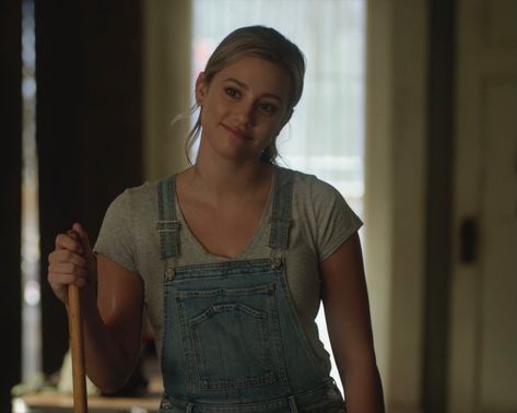 Betty Cooper Aesthetic, Betty Cooper Riverdale, Riverdale Betty, Riverdale Characters, Betty Cooper, Lili Reinhart, Riverdale, Face Claims, Overall Shorts