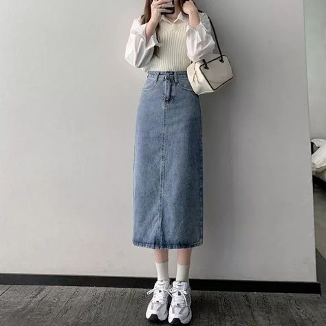 Medium Length Skirt Outfits, Long Skirt Denim Outfit, Petite Long Skirt, Mid Length Skirt Outfit, Denim Long Skirt Outfit, Jean Skirt Outfits Fall, Japan Fashion Casual, Long Skirt Denim, Long Denim Skirt Outfits