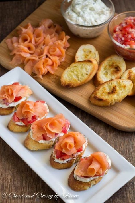 Leccornie. Smoked Salmon Crostini, Salmon Crostini, Impressive Appetizers, Crostini Recipes, Buffalo Chicken Dip, Diet Keto, Party Food Appetizers, Food Platters, Smoked Salmon