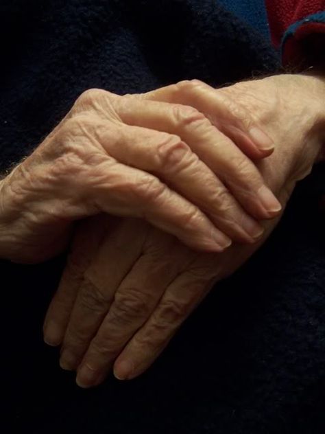 old people hands...love seeing their life in them Hand Photography, Hand Reference, Old Hands, Body Reference, Anatomy Reference, Old People, Hand Art, Human Anatomy, The Hand