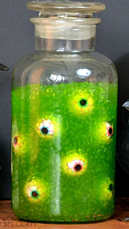 DIY Slimy Eye of Newt Jar ~ easy and fun Halloween party decor... made with small tapioca pearls, food coloring (electric green), glow sticks and eyeball super balls Ide Halloween, Halloween Decorations Party Scary, Mad Scientist Halloween, Eye Of Newt, Mad Scientist Party, Halloween Jars, Treats Halloween, Halloween Potion Bottles, Halloween Apothecary