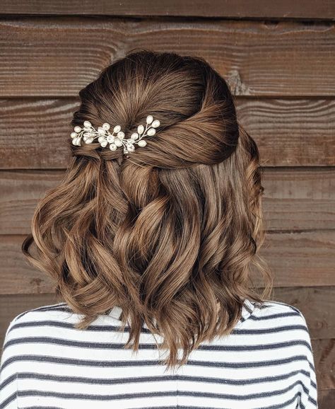 Wedding season is in full swing, which means fancy dress, all night partying, and of course stunning hair. Your wedding day hair is important because ... Bridal Half Up Half Down, Easy Wedding Guest Hairstyles, Guest Hairstyles, Kort Bob, Prom Hair Updo, Easy Wedding, Wedding Guest Hairstyles, Peinados Fáciles Para Cabello Corto, Short Wedding Hair