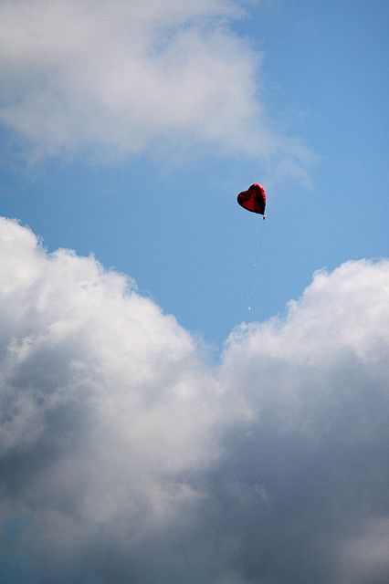 Heart In The Sky, Heart Cloud, Heart In Clouds, Palloncino Che Vola In Cielo, Heart Shape Clouds Aesthetic, Balloons Photography, Happy Birthday In Heaven, Balloon Painting, Birthday In Heaven