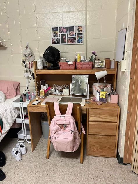 College Room Setup, Pink College Dorm Aesthetic, College Dorm Closet Organization, Pink Dorm Bedding, Hot Pink Dorm, Light Pink Dorm Room, Dorm Room Desk Ideas, Pink Dorm Room Ideas, Dorm Room Pink