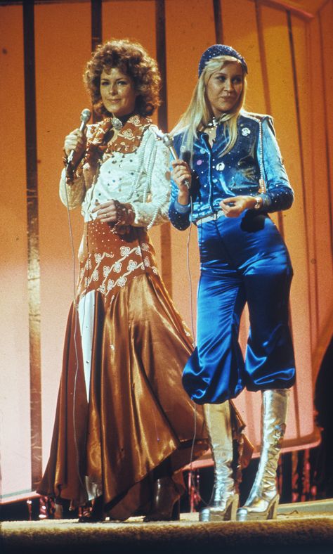 Agnetha Faltskog and Frida Lyngstad at Eurovision Somg Contest in Brighton '1974 Abba Concert, Abba Outfits, Eurovision Party, Blonde Singer, Abba Costumes, Abba Mania, Purple Outfit, 70s Disco, Mia 3