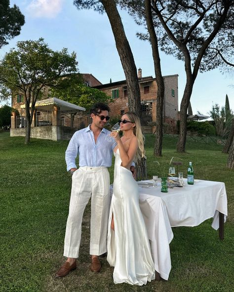 Rich Couples Luxury, Couple Outfits Matching, Couples Dinner, Rich Couple, Luxury Lifestyle Couple, Dinner Date Outfits, Elegant Couple, Fit Couple, Italy Outfits