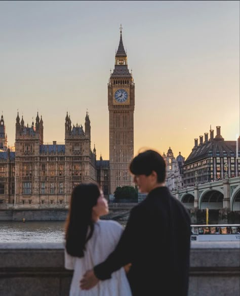 Couple Photo London, London Instagram Pictures Couple, England Couple Aesthetic, London Photo Ideas Couple, Couples In London, London Couple Photos, London Couple Pictures, London Couple Photoshoot, London Couple Aesthetic