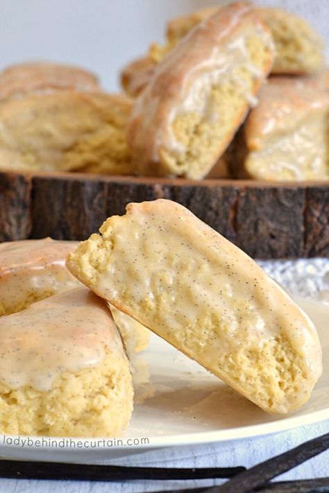 Copycat Starbucks Petite Vanilla Scones Vanilla Scones Recipe, Chili Relleno Recipe, Vanilla Scones, Biscuit Dough Recipes, Mini Scones, Brunch Board, Starbucks Vanilla, Cinnamon Scones, Chocolate Cream Cheese Frosting