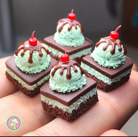 Polymer Clay Bakery Mini Foods, Clay Desserts Miniature Food, Mini Food Diy, Polymer Clay Cakes, Polymer Clay Desserts, Clay Cake Ideas, Clay Food Easy, Clay Food Ideas, Mini Foods Clay