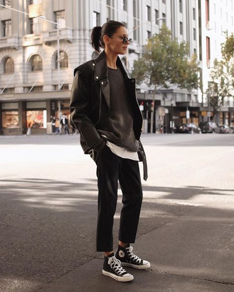 Converse Women Outfit, Leather Shoes Outfit, Black Shoes Outfit, Converse Outfits, Cool Girl Outfits, All Black Shoes, Black Cropped Pants, Leather Jacket Outfits, Shoes Outfit