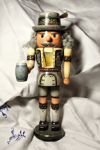 German Christmas Pyramid, Plating Food, Presentation Food, German Nutcrackers, Nutcracker Sweet, Nutcracker Decor, Nutcracker Christmas Decorations, German Heritage, Nutcracker Soldier