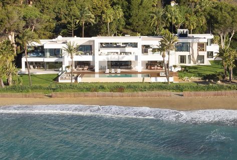 Mansion Beach House Luxury, Marbella House, Mansion On The Beach, Marbella Architecture, Beachfront Villa Luxury, Marbella Mansion, Luxury Beach Villa, Island Villa, Classic Villa