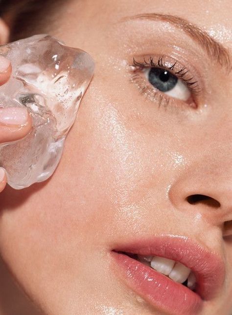 Hielo para la cara: ¿cómo aplicarlo?, ¿cuáles son sus beneficios? Face Icing, Clear Skin Overnight, Frozen Face, Face Tools, Natural Laundry, Beauty Remedies, Puffy Eyes, Skin Tips, Ice Cubes