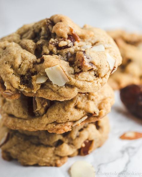 Delicious! Brown butter cookies with dates and almonds Cookies With Dates Recipes, Date Sugar Cookies, Cookies With Dates, Cooking With Dates, Dates Cookies, Date Biscuits, Summertime Desserts, Cake Bundt, Delish Cakes