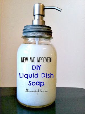 Homemade Liquid Dish Soap: Organic, antibacterial, and super cheap! Homemade Dish Soap, Diy Dish Soap, Make Up Diy, Savon Diy, Diy Dish, Liquid Dish Soap, Homemade Cleaning Products, Natural Cleaners, Diy Cleaners