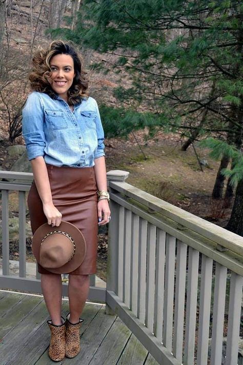 Leather Skirt Outfit Winter, Faux Leather Skirt Outfit, Tan Leather Skirt, Brown Leather Skirt, Leather Skirt Outfit, Winter Skirt Outfit, Casual Skirt Outfits, New Years Outfit, Smart Outfit