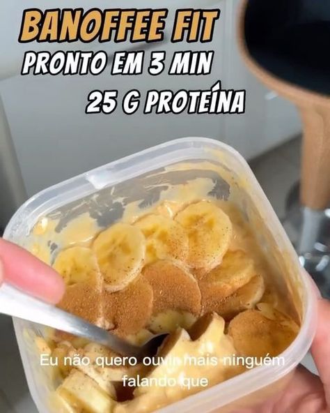 ÉRIKA | Receitas Fitness on Instagram: "🤩 BANOFFEE FIT em 3 minutos! 😜 A apresentação não ficou bonita, mas tá uma delícia tô viciado nela e comendo de pré treino. 💪🏻 Aproximadamente 269 kcal. ✍️ Ingredientes são esses: - 1 pote de iogurte desnatado - 30 g de doce de leite - 20 g biscoito de arroz 1 dose de whey protein a sua escolha (recomendo sabor baunilha pra não mudar o gosto) - 1 pitada de sal - 1 banana picada por cima - Canela a gosto 😬 Super fácil de fazer. Créditos via @lucas Scrambled Eggs With Spinach, Toast Toppings, Protein Rich Foods, Lean Beef, Grilling Chicken Breast, Whole Grain Bread, Rich In Protein, Baked Salmon, Whey Protein