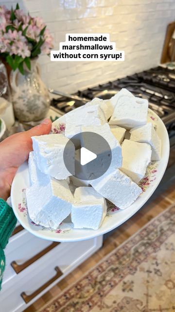 Lauren Sephton | Bright Moment Co. on Instagram: "this homemade marshmallows recipe is perfect for making soft, fluffy marshmallows without corn syrup and perfect for holiday baking or your fav hot chocolate! 🫱🏻‍🫲🏽

you can find the full recipe on my blog at abrightmoment.com, but if you wanna comment “recipe” … i can just send you the direct link! 💛" Easy Marshmallow Recipe, Marshmallows Without Corn Syrup, Healthy Marshmallow Recipe, Healthy Marshmallows, Fluffy Marshmallows, Homemade Marshmallow Recipe, Marshmallow Recipe, Christmas Meal, Beverage Bar