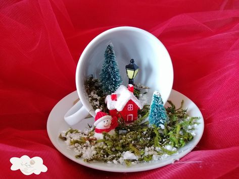 Teacup Christmas Scene, Teacup Christmas Ornaments, Tea Cup Christmas Crafts, Christmas Tea Cup Crafts, Old Tea Cups Ideas, Tea Cup Projects, Teacup Christmas, Christmas Tea Cup, Cup And Saucer Crafts