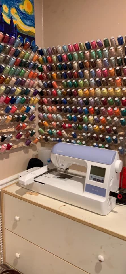 How to organize thread for sewing and machine embroidery Embroidery Room Setup, Embroidery Machine Organization, Embroidery Room Ideas, Organize Thread, Embroidery Thread Storage, Machine Embroidery Basics, Maker Station, Embroidery Storage, Room Redo Ideas